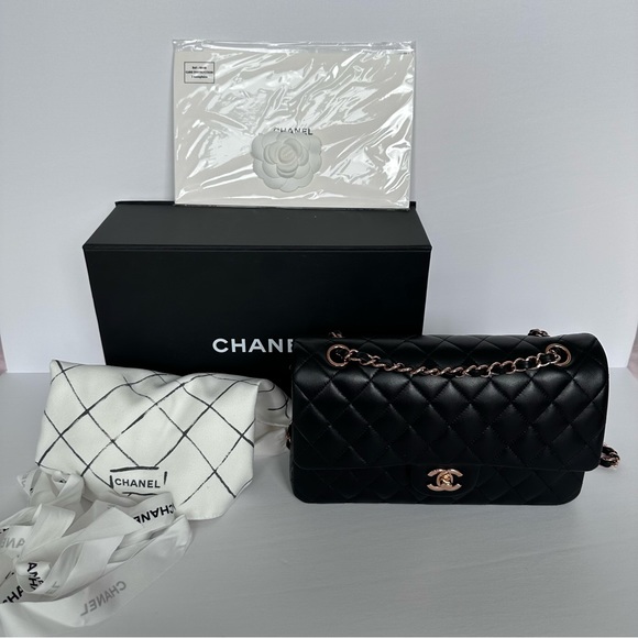 21B Chanel Medium Black Lambskin Classic Flap with Rose Gold Hardware - Picture 2 of 16